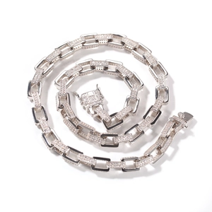 Nahaufnahme der quadratischen Box-Kette mit Zirkonia-Besatz und sicherem Box-Verschluss