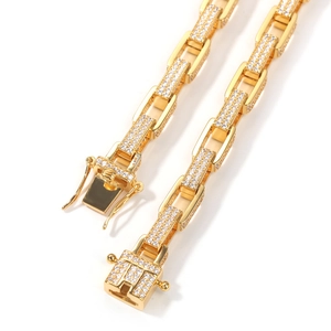 Detail der 8mm goldenen Hip-Hop-Kette mit Zirkonia-Steinen auf quadratischen Gliedern