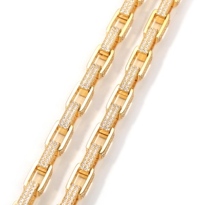 Nahaufnahme der 8mm gold Gliederkette mit Zirkonia-Besatz und rechteckigem Hohl-Design