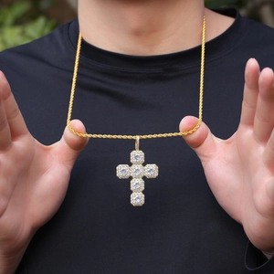 Detailansicht eines Hip-Hop-Kreuzanhängers mit großen Zirkonia-Cluster an einer goldenen Kordelkette