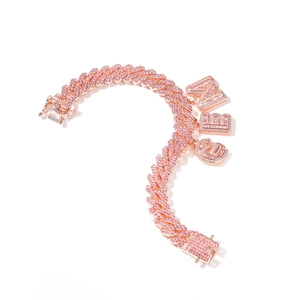 Bracciale cubano rosa con lettere diamantate personalizzate per stile hip hop di moda