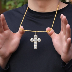 Großer Hip-Hop-Kreuzanhänger in Gold mit Zirkonia-Steinen an einer Seilkette für Damen