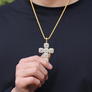 Hip-Hop-Kreuzanhänger in Gold mit Zirkoniasteinen an einer gedrehten Seilkette für Damen
