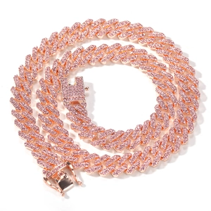 Detailansicht der 12mm Roségold-Panzerkette mit rosa Kristallen und Iced-Out-Verschluss