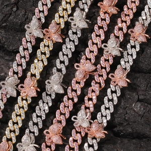 Detail der 9mm iced-out Kubanischen Kette mit rosa Zirkonia-Schmetterlingen in Gold und Silber