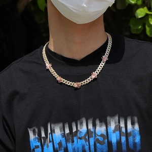 Iced-out Panzerkette mit rosa Schmetterlingsanhängern für modischen Hip-Hop-Stil