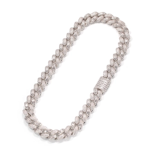 Nahaufnahme der silbernen Cuban Link Kette mit Zirkonia-Besatz und Kastenverschluss