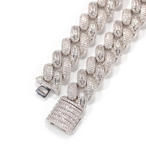Detailansicht der silbernen Cuban-Panzerkette mit Zirkonia-Mikropavé und Diamantverschluss