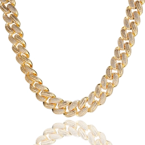 Nahaufnahme der Iced-Out-Panzerkette mit schimmerndem Goldfinish und Zirkon-Steinen