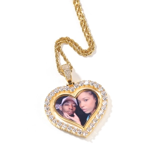 Makro-Detail des personalisierten Herz-Fotoanhängers mit Kristallen und gedrehter Kette