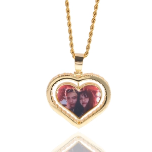 Detailansicht eines goldenen Herz-Fotoanhängers mit Kordelkette und Drehmechanismus