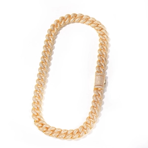 Makroaufnahme der 14mm Iced Out Gliederkette mit Goldfinish und Zirkonia-Besatz
