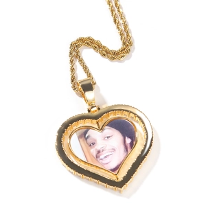 Makroansicht des goldenen Herz-Fotoanhängers mit Kordelkette im trendigen Hip-Hop-Stil