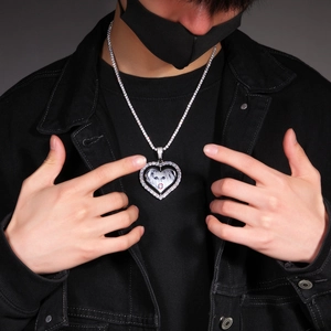 Detail der Hip-Hop-Herz-Fotokette mit funkelnden Zirkonia-Steinen und individueller Gravur