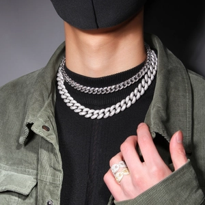Nahaufnahme der 14 mm silbernen Cuban-Gliederkette mit funkelnden Zirkonia-Steinen