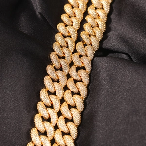 Makro-Detail einer 14mm Hip-Hop-Panzerkette mit Goldbeschichtung und Zirkonia-Besatz