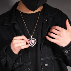 Detail eines personalisierten Herz-Fotoanhängers in Gold mit Steinen an Kordelkette