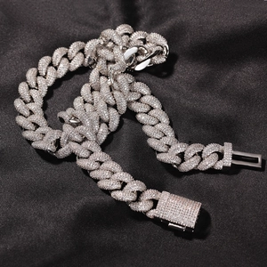 Detailansicht der 14mm Cuban-Kette mit Zirkonia-Besatz und quadratischem Sicherheitsverschluss