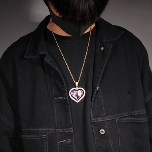 Detail der herzförmigen Fotokette mit Goldkette und Zirkoniasteinen für Herren und Damen