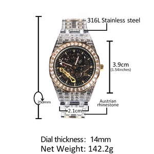 Gros plan détaillé d'une montre mécanique sertie de strass avec cadran en acier 316L