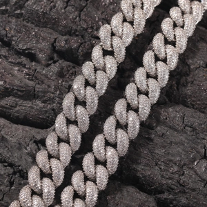 Makrodetail der 14mm silbernen Panzerkette mit mikroverzinkten Zirkonia-Steinen