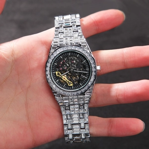 Gros plan du mouvement squelette de la montre avec zircons carrés sertis en micro-pavé