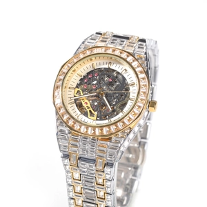 Détail macro d'une montre mécanique glacée avec diamants carrés et mouvement squelette
