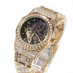 Montre mécanique squelette dorée de luxe avec cristaux baguette en vue à 45 degrés