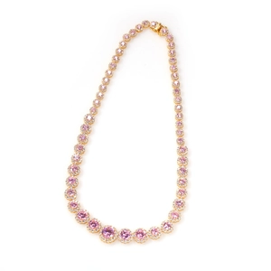 Makroansicht der Goldkette mit runden rosa Steinen im Verlauf und Zirkonia-Akzenten