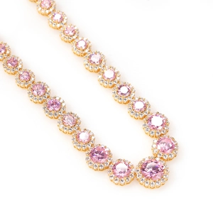 Detailaufnahme runder rosa Zirkon-Steine mit klaren Diamant-Akzenten in goldener Fassung