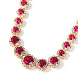 Luxuriöse Goldhalskette mit runden rosa Zirkonia und weißem Diamant-Halo auf weißem Grund