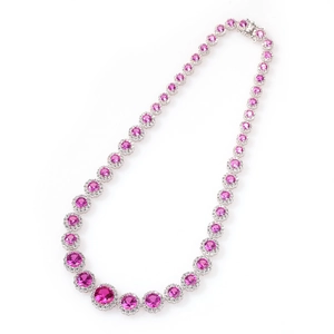 Detail der Tennis-Halskette mit rosa Zirkonia, Silbermetall und Verlaufssteinen