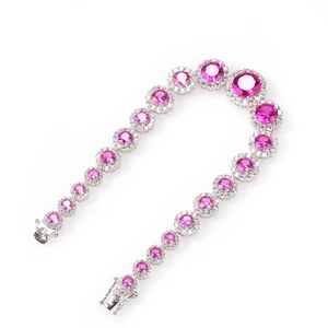 Nahaufnahme der rosa Zirkonia-Halskette mit Cluster-Fassung und Sicherheitsverschluss