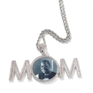 Collier MOM avec pendentif photo personnalisable et cristaux sur une chaîne torsadée