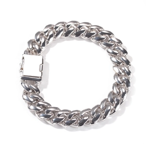 Makro-Detail von silbernem Panzerarmband mit Profi-Verschluss auf weißem Hintergrund
