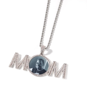 Pendentif MOM personnalisé en argent serti de zircons avec photo sur une chaîne torsadée