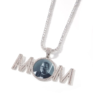 Détail du pendentif MOM personnalisé avec zircons incrustés et photo sur chaîne argentée