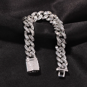 Makroaufnahme von silbernem Panzerarmband mit Diamanten im Baguetteschliff auf Samt