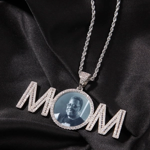 Pendentif photo personnalisé en argent avec lettres MOM serties sur fond en soie noire