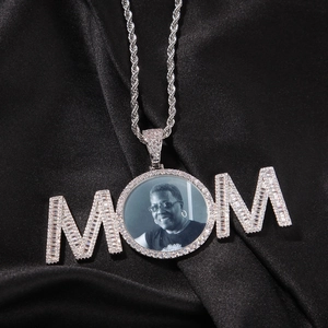 Détail du pendentif photo MOM argenté avec cristaux pavés sur fond de soie noire
