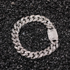 Massives silbernes Cuban Link Armband mit Baguette-Steinen auf schwarzen Steinen