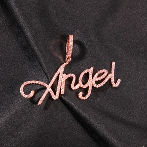 Detail der roségoldenen Angel Kette mit rosa Kristallen auf schwarzer Seide