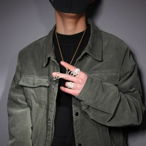Detaillierte Ansicht der Hip-Hop Goldkette mit vereistem Bad Boy Anhänger und Schmuck