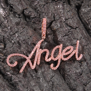 Hip Hop Roségold Angel Anhänger Kette mit rosa Steinen besetzt auf dunklem Hintergrund