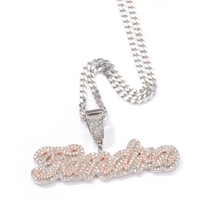 Detalle del colgante Sandra personalizado con piedras rosas y blancas en cadena de plata