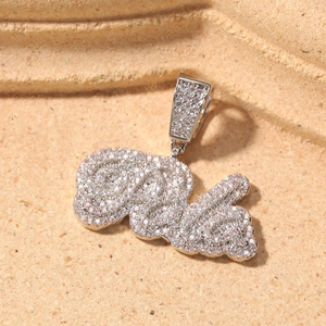 Detalle macro del colgante hip hop plateado con micro-pavé de circonitas en piedra