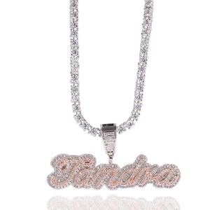 Vista macro del collar personalizado Sandra con diamantes brillantes y cadena estilo tennis