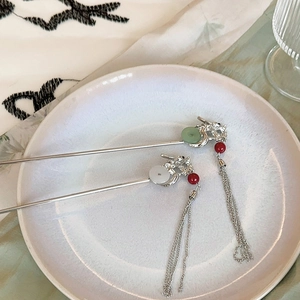 Épingles à cheveux dragon en argent avec anneaux de jade vert et longs glands en métal