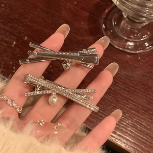 Barrettes à cheveux élégantes avec perles et strass sur finition argentée raffinée