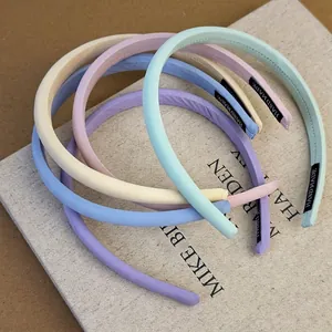Serre-têtes fins en tissu couleurs macaron sur livres en lin, accessoires de style français